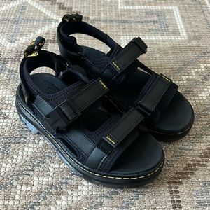 (NEW) Dr. Martens Forster Webbing Sandals